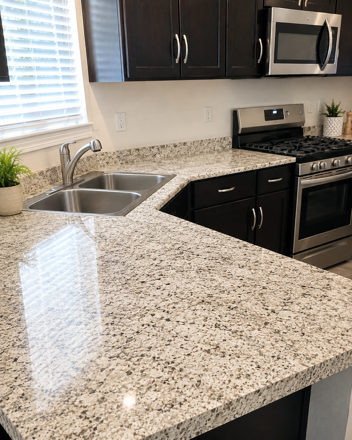 Después: cocina limpia y reluciente por OM Cleaning en Portland, OR
